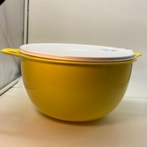Tupperware Thatsa Mega Bowl 10 Liter (42 Cups )  Yellow / White Lid